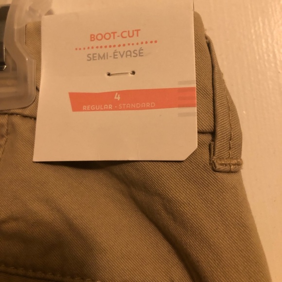 *NEW WITH TAGS* Old Navy Regular Bootcut Khakis - Picture 3 of 4